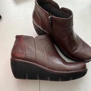NWOT Clark’s clarene wedge booties